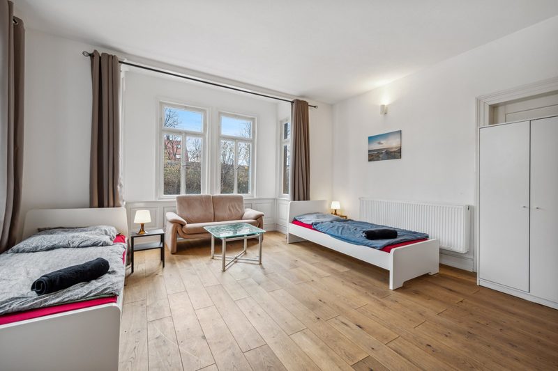 Zimmer mit zwei Einzelbetten und Sofa