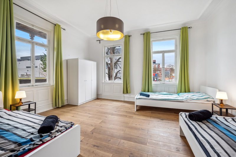 Großes Schlafzimmer mit mehreren Betten